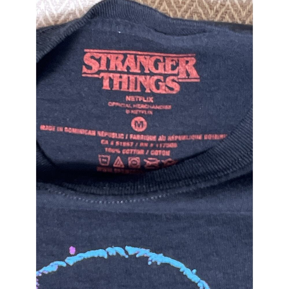 Stranger Things Friends Dont Lie T-Shirt‎ Size Adult M in Black/Purple - Picture 2 of 5